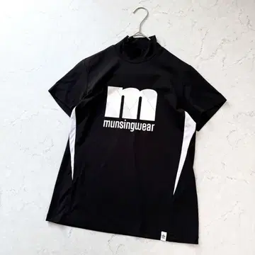 새상품급 먼싱웨어 모자이크 프린트 하이넥 M 골프 모크넥