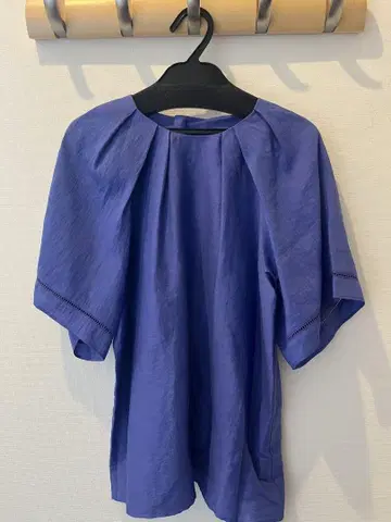 보라색 반팔 상의