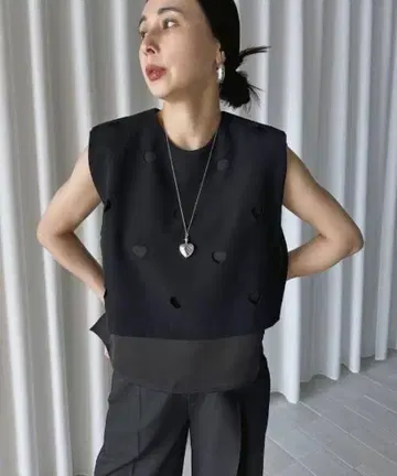 더블하트 컷 하트 탑 블랙