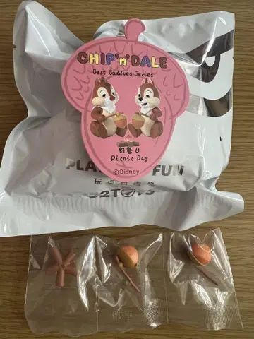 52TOYS 피규어 칩과 데일