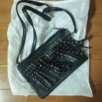 스터드가 달린 프린지 블랙 백