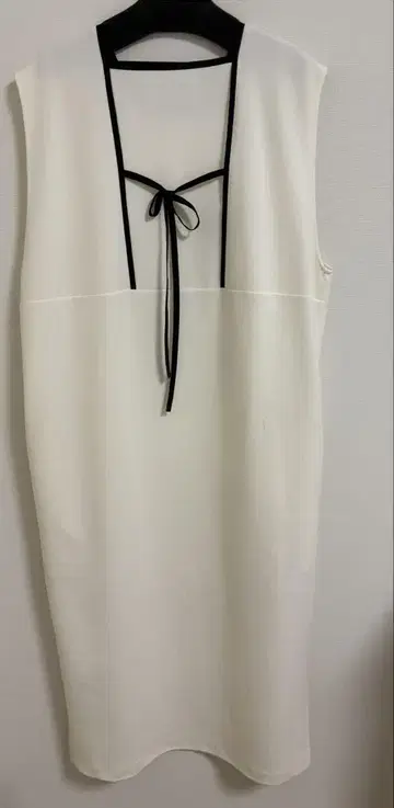 Cen. 센 마이크로 옷장 파이핑 원피스 화이트