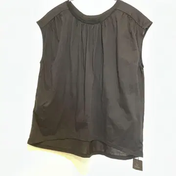 뷰티 앤 유스 블랙 슬리브리스 탑