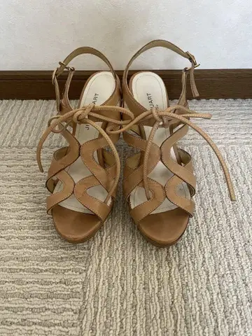 질스튜어트 베이지 가죽 샌들 미들 힐