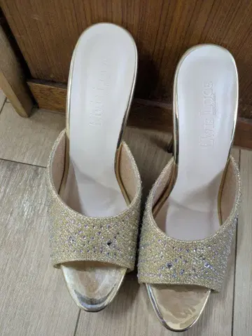 럭스 골드 비쥬 오픈토 샌들