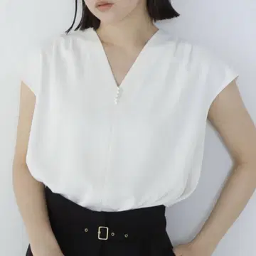 NATURAL BEAUTY BASIC 택 포함 V넥 펄 라인 블라우스