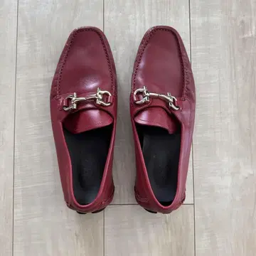 F ragamo 빨간색 모카신 스타일 신발 7 1/2 EEE USED