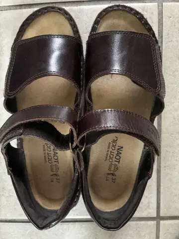 Naot 다크 브라운 샌들 37