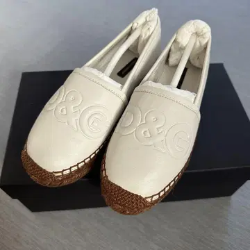 D&G 화이트 가죽 에스파드리유 22.5cm