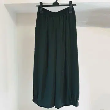 INTELLECTION 와이드 팬츠 차분한 그린 밑단 밴딩 부드러운 소재