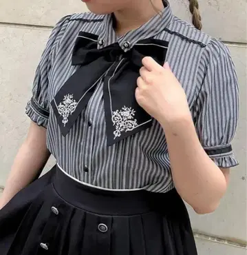 axes femme 엑시즈팜 자수 리본 스트라이프 블라우스