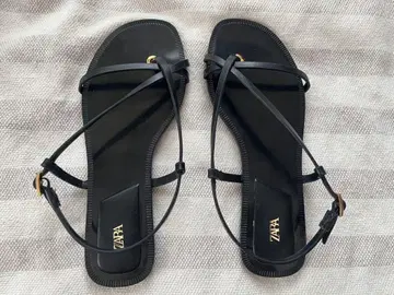자라 36 블랙 플랫 스트랩 샌들