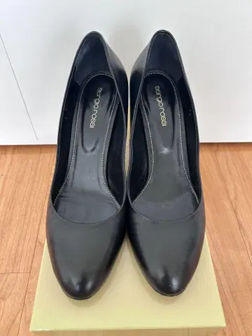 sergio rossi 블랙 아몬드 토 하이힐