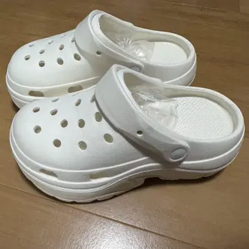 화이트 클로그 샌들