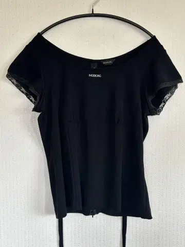 INGEBORG 블랙 오프숄더 티셔츠