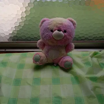 핑크와 크림색의 봉제 인형 곰