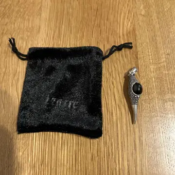 Bizarre 펜던트 탑