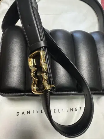다니엘 웰링턴 MINI SADIE BAG BLACK