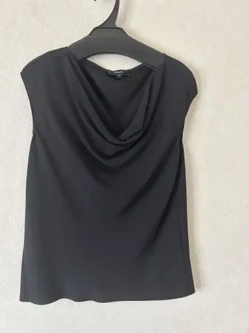 블랙 드레이프 넥 슬리브리스 셔츠
