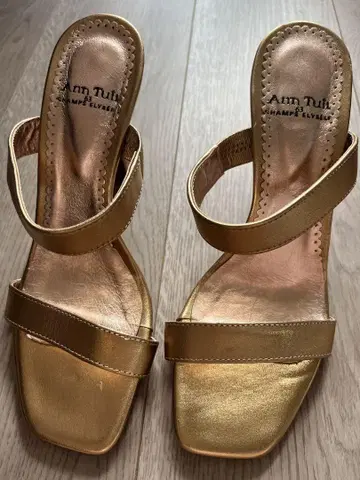 Ann Tuil 골드 힐 샌들