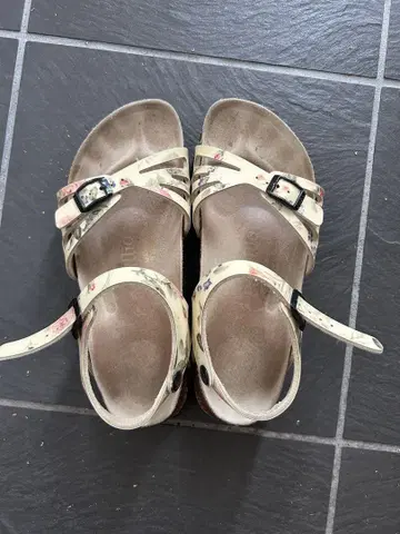papillio의 앤티크한 꽃무늬 샌들