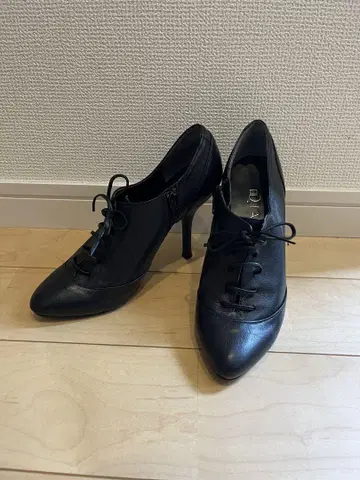 맨리쉬한 블랙 레이스업 하이힐