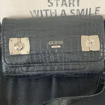 GUESS 블랙 숄더백