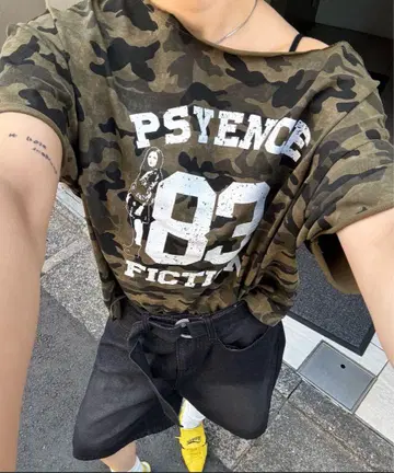 카모 패턴 오프숄더 티셔츠 y2k
