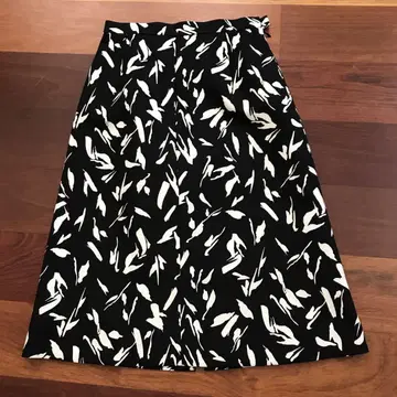 United arrows 잎 무늬 플레어 스커트