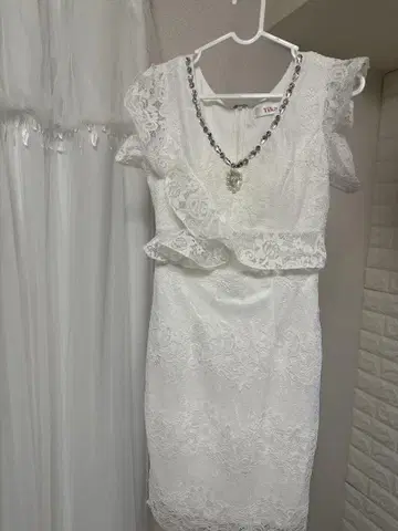 Tika 화이트 레이스 드레스 비쥬 장식