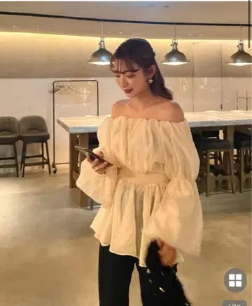 새상품급! 볼륨 시어 오프숄더 블라우스