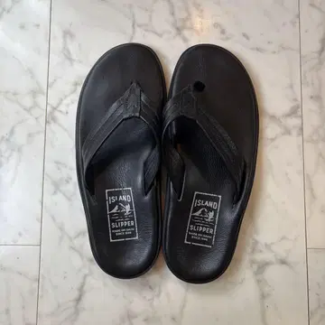 ISLAND SLIPPER 블랙 샌들
