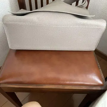 베이지 가죽 핸드백