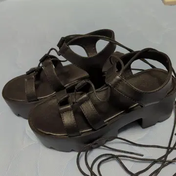 블랙 통굽 스트랩 샌들