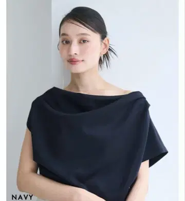 BACEMENT 드레이프 분또 탑 네이비 오프숄더 상의