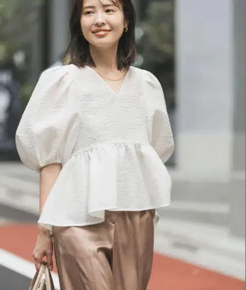 NOBLE 시어 노이즈 자카드 블라우스 화이트