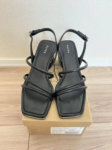 블랙 스트랩 샌들 5cm 힐