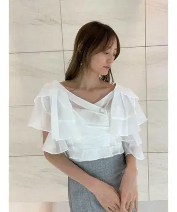 snidel 스나이델 프릴 티어드 크롭 블라우스 화이트
