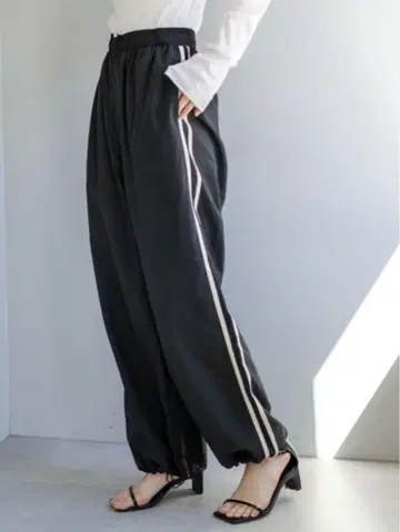 earthy 어시 나일론 라인 팬츠 블랙