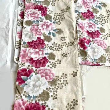 여성용 유카타 베이지에 꽃무늬
