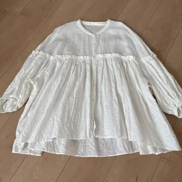 유니버설티쉬 프렌치 린넨 개더 볼륨 블라우스