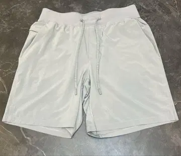Lululemon 라이트 그레이 M 숏 팬츠