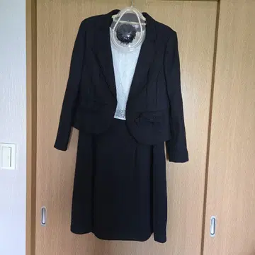 네이비와 화이트의 엘레강트한 포멀 슈트 15호