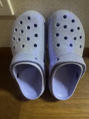 크록스 라벤더 글리터 M8 클로그 샌들