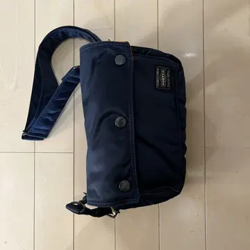 HERSCHEL 네이비 숄더백