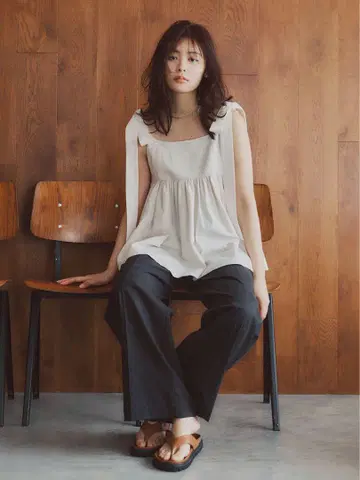 미라 오웬 베이지 리본 포함 탑과 블랙 팬츠 셋업