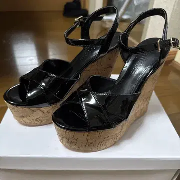 크로스 에나멜 웨지솔 샌들