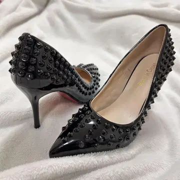 스터드가 달린 블랙 에나멜 하이힐 S 23cm 상당 레드 밑창