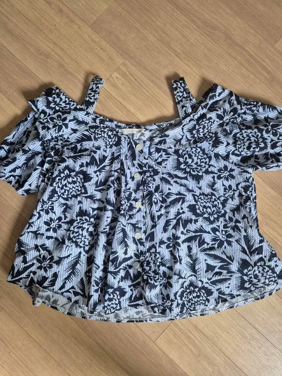 코인코즈 오프숄더 블라우스