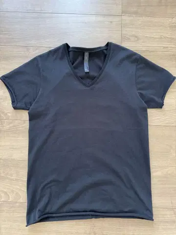 블랙 V넥 티셔츠